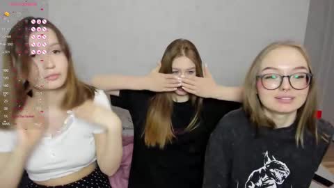 Veronica Tiia Lilith left to right online show from February 20, 1:57 am