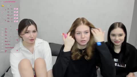 Veronica Tiia Lilith left to right online show from February 26, 3:57 am