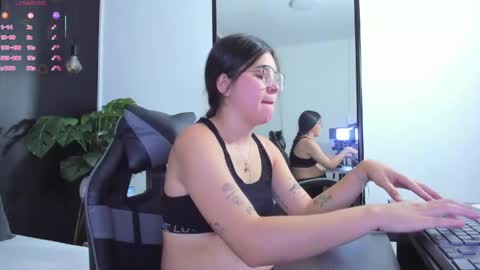 E V A  online show from May 23, 12:56 pm
