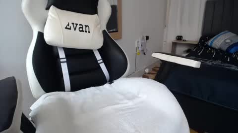 Snapshot of evans_king chatting on February 22, 6:08 pm Evan online show from February 22, 6:08 pm