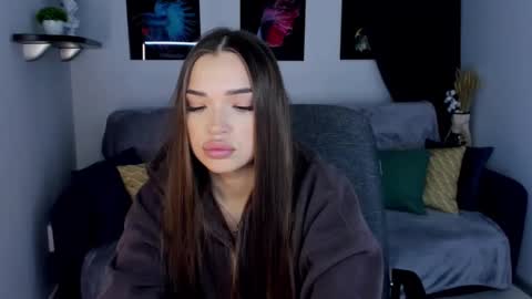 E V A  online show from December 12, 9:51 am