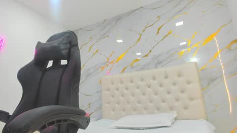 evelin__thompsson online show from March 25, 3:35 am