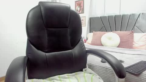 Evelyn online show from March 12, 6:11 pm