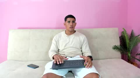 luis online show from May 10, 10:27 pm