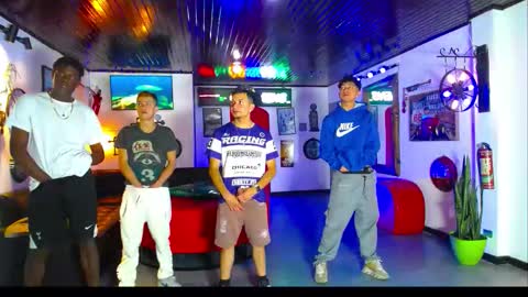 extrangers online show from November 30, 1:40 pm