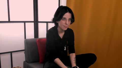 Mia online show from December 3, 10:23 am