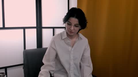 Mia online show from December 2, 1:30 pm