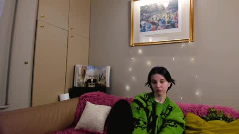 Mia online show from December 14, 7:29 am