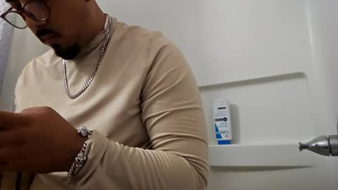 Snapshot of feelsbomber chatting on October 28, 9:32 am feelsbomber online show from October 28, 9:32 am