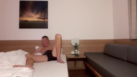 Max online show from November 10, 8:11 pm