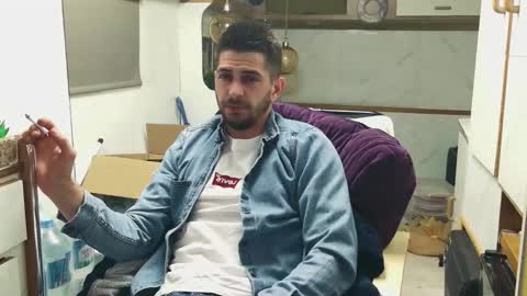 independent model online show from April 20, 6:55 pm