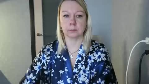 forever_smilex online show from February 25, 5:52 am