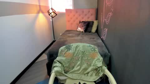 G I A  FOX online show from March 1, 5:38 pm