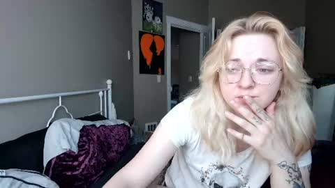Giggles online show from June 12, 2:32 am