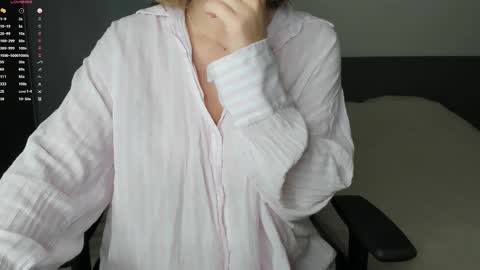 gigihadd online show from September 22, 3:27 pm