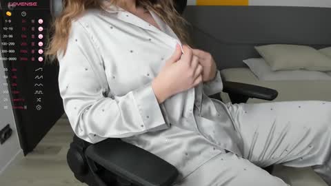 gigihadd online show from February 6, 7:29 pm