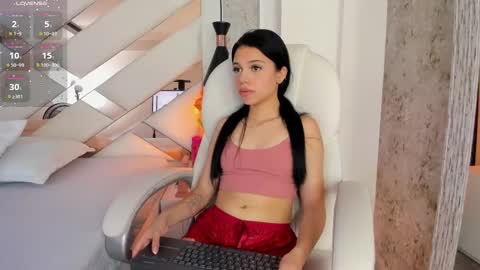 Snapshot of giselle_lauren chatting on February 16, 7:49 pm Giselle online show from February 16, 7:49 pm
