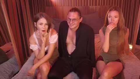   330 UTC2 girls   online show from February 4, 5:00 am