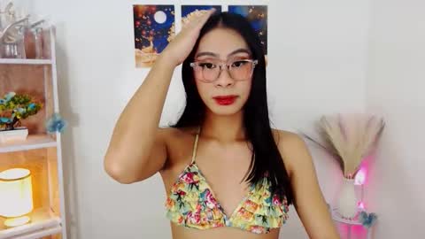 Snapshot of goddessnianxx chatting on October 3, 9:39 am Kyla and Nian online show from October 3, 9:39 am