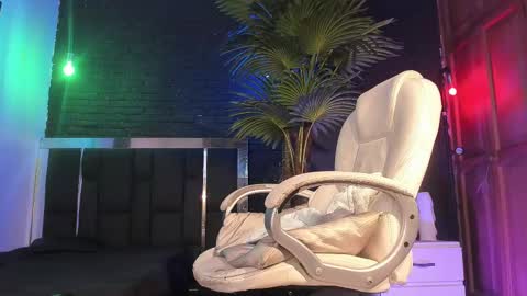 Snapshot of godly_huan chatting on February 16, 5:04 am HUAN online show from February 16, 5:04 am