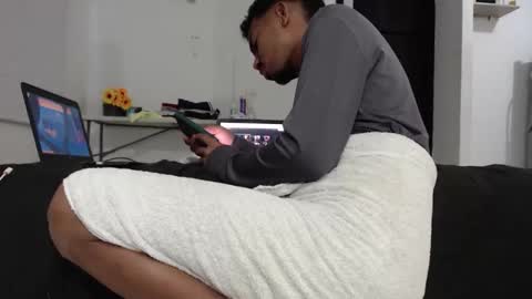 halfenaked17 online show from December 4, 4:01 am