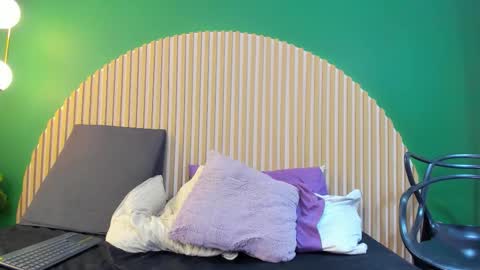 Halley Lorens online show from December 4, 7:46 pm