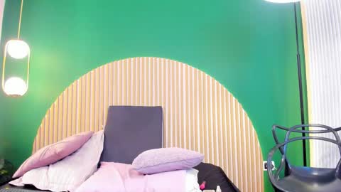 Halley Lorens online show from February 11, 8:01 pm