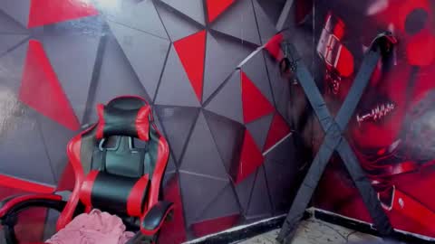 Hana and Zeta online show from December 5, 1:09 pm