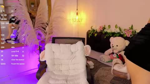 Hannah Williams online show from October 11, 1:10 am