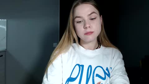 happy_fox_ online show from March 24, 9:10 pm