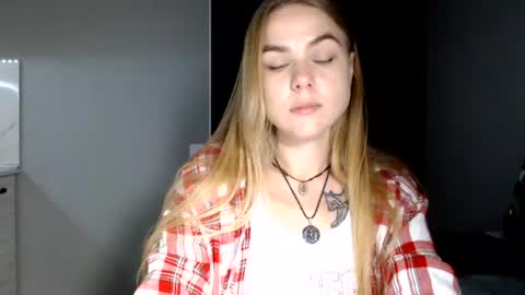 happy_fox_ online show from July 8, 9:18 pm
