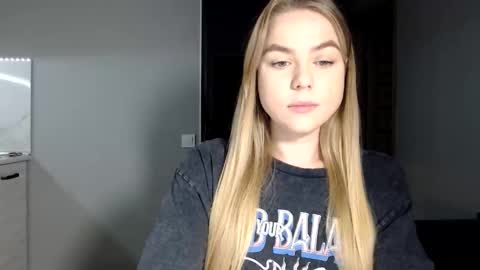 happy_fox_ online show from November 17, 9:06 pm