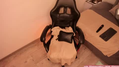 has_gonzalezz online show from April 10, 6:52 am