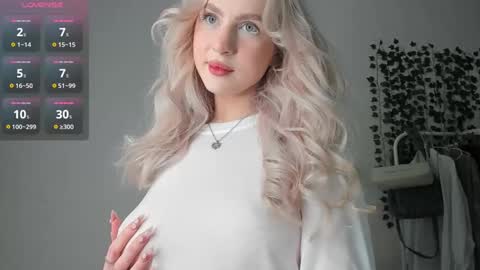 Snapshot of heavenlysky_ chatting on December 2, 10:18 pm Akemi instinthemoodforlooove online show from December 2, 10:18 pm