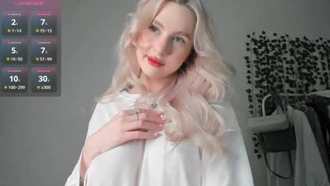 Snapshot of heavenlysky_ chatting on December 3, 3:15 am Akemi instinthemoodforlooove online show from December 3, 3:15 am