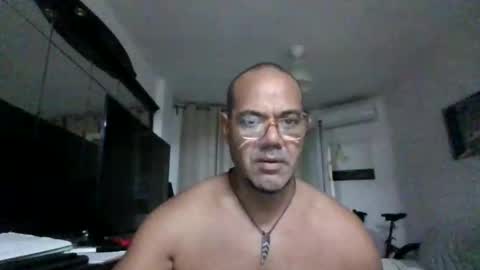 Snapshot of heistt chatting on October 6, 9:43 pm Heist Stein online show from October 6, 9:43 pm