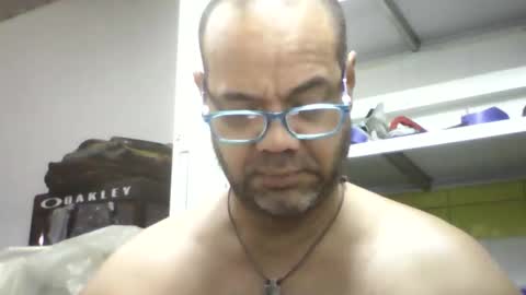 Snapshot of heistt chatting on October 18, 1:21 am Heist Stein online show from October 18, 1:21 am