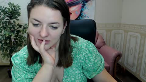 Snapshot of helen_elliot chatting on February 2, 10:02 am Helen Elliot online show from February 2, 10:02 am
