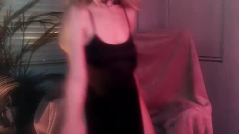 Snapshot of herr0yalhighness chatting on October 22, 2:26 am Holly online show from October 22, 2:26 am