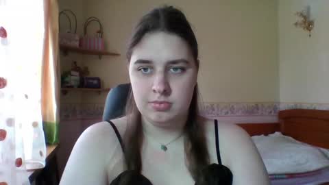 hess_luna_ online show from April 16, 9:09 am