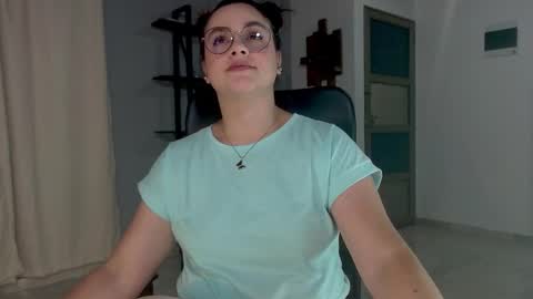 Snapshot of hillary_12 chatting on December 20, 4:31 am Miranda online show from December 20, 4:31 am