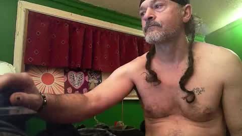 hippiedad333 online show from April 6, 8:15 am