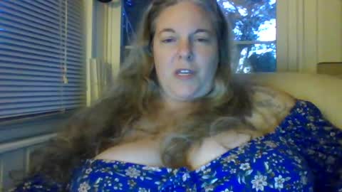 hippysnewhere online show from June 20, 9:15 am
