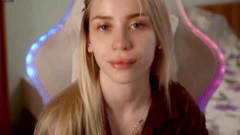 Holly online show from March 17, 7:30 pm