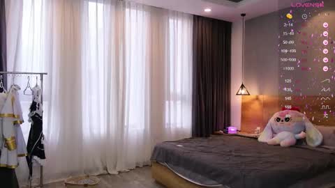 Holli online show from December 17, 7:59 am