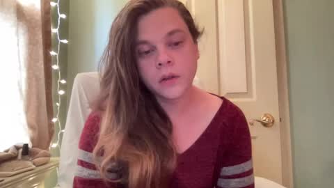 Snapshot of holly23hopefull chatting on December 29, 7:32 pm Hollys Drive threw Side Of CB. online show from December 29, 7:32 pm