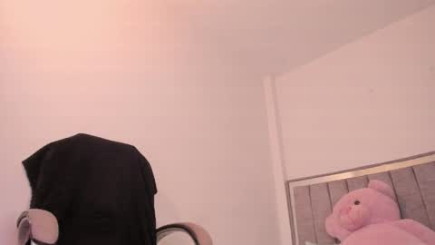 holly_16 online show from April 13, 7:51 pm