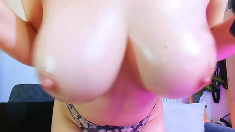 Holly and Honey online show from February 3, 9:19 pm