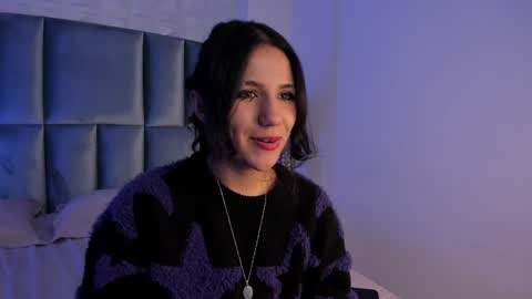 hollypeach_ online show from May 17, 3:54 pm