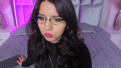 hollypeach_ online show from March 29, 5:03 pm